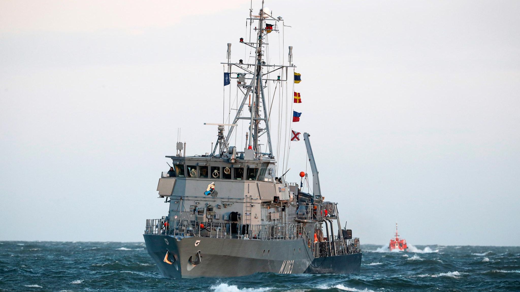 Ein Minenjagdboot der Frankenthal-Klasse auf See