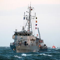 Ein Minenjagdboot der Frankenthal-Klasse auf See