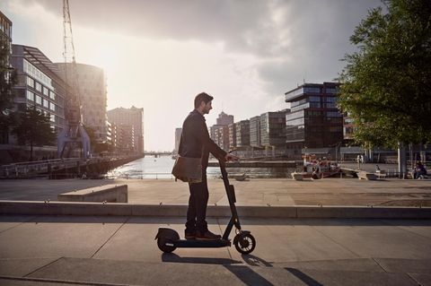 Segway-Ninebot: Ein Mann fährt auf einem E-Scooter