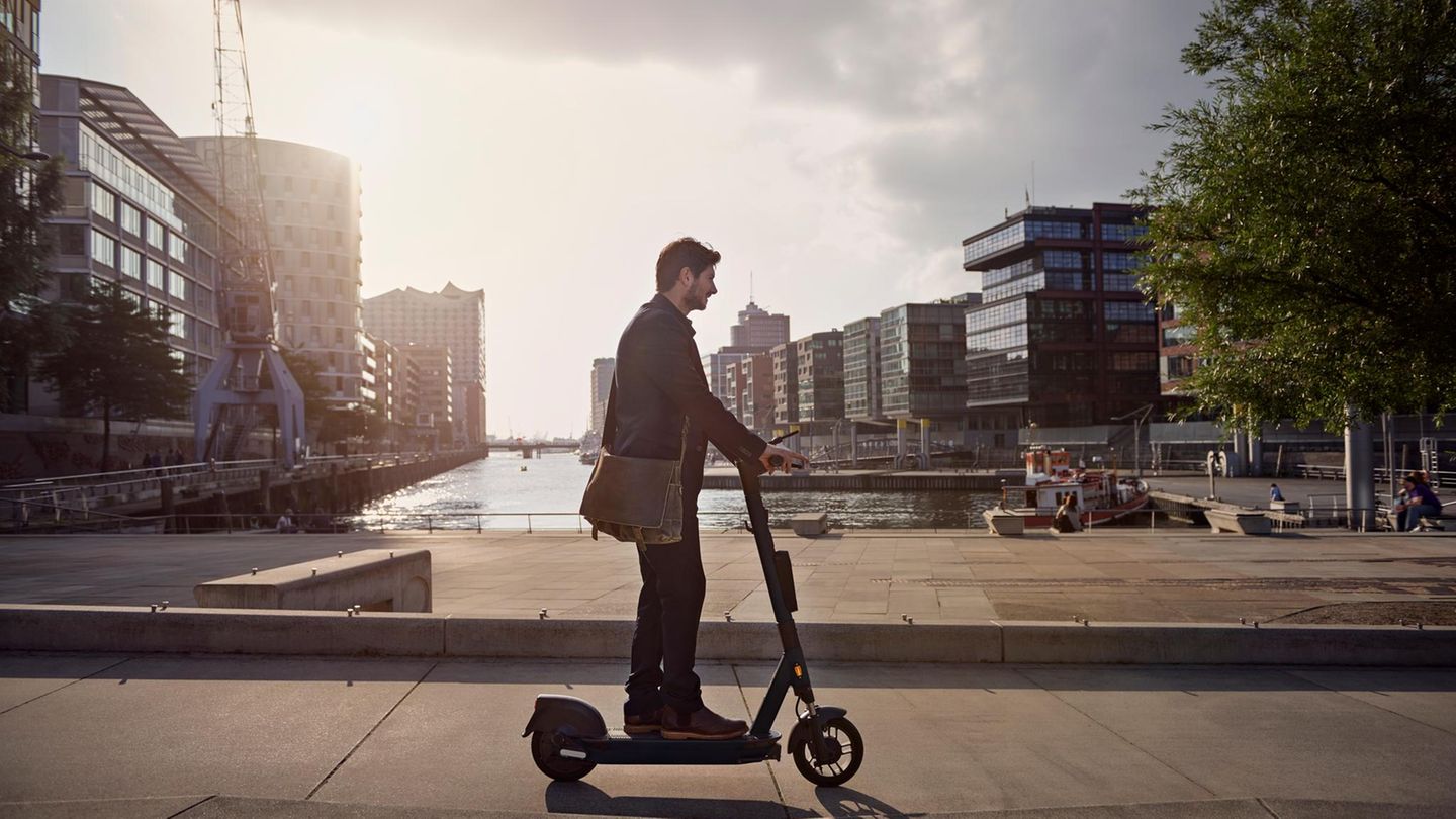 Segway-Ninebot: Ein Mann fährt auf einem E-Scooter