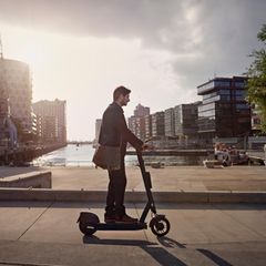 Segway-Ninebot: Ein Mann fährt auf einem E-Scooter