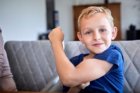 Ein Junge zeigt seinen Bizeps