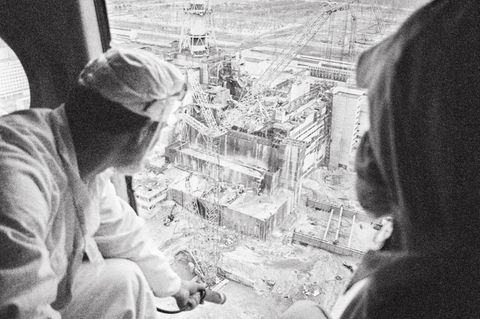 In der Nacht zum 26. April 1986 kommt es bei einem Sicherheitstest im vierten Reaktor des Atomkraftwerks Tschernobyl zu zwei Explosionen. Die erste sprengt den mehr als 1000 Tonnen schweren Reaktordeckel, die zweite zerstört das Gebäude. Uranklumpen und Graphit fliegen durch die Luft. Radioaktive Partikel steigen auf. Mit aus Helikoptern abgeworfenem Sand und Blei versuchen die Verantwortlichen, den brennenden Reaktorkern zu löschen (hier zu sehen ein Flug zur Strahlenmessung Mitte Mai).