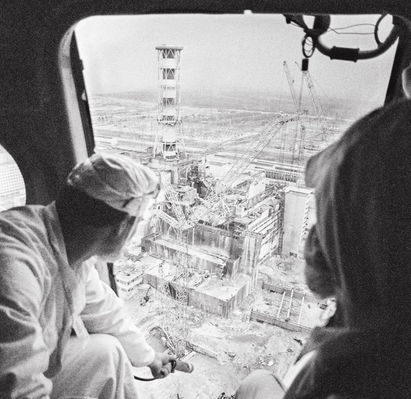 In der Nacht zum 26. April 1986 kommt es bei einem Sicherheitstest im vierten Reaktor des Atomkraftwerks Tschernobyl zu zwei Explosionen. Die erste sprengt den mehr als 1000 Tonnen schweren Reaktordeckel, die zweite zerstört das Gebäude. Uranklumpen und Graphit fliegen durch die Luft. Radioaktive Partikel steigen auf. Mit aus Helikoptern abgeworfenem Sand und Blei versuchen die Verantwortlichen, den brennenden Reaktorkern zu löschen (hier zu sehen ein Flug zur Strahlenmessung Mitte Mai).