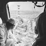 In der Nacht zum 26. April 1986 kommt es bei einem Sicherheitstest im vierten Reaktor des Atomkraftwerks Tschernobyl zu zwei Explosionen. Die erste sprengt den mehr als 1000 Tonnen schweren Reaktordeckel, die zweite zerstört das Gebäude. Uranklumpen und Graphit fliegen durch die Luft. Radioaktive Partikel steigen auf. Mit aus Helikoptern abgeworfenem Sand und Blei versuchen die Verantwortlichen, den brennenden Reaktorkern zu löschen (hier zu sehen ein Flug zur Strahlenmessung Mitte Mai).