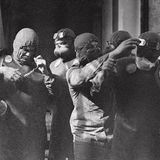 „Liquidatoren“ mit Tauben und Masken