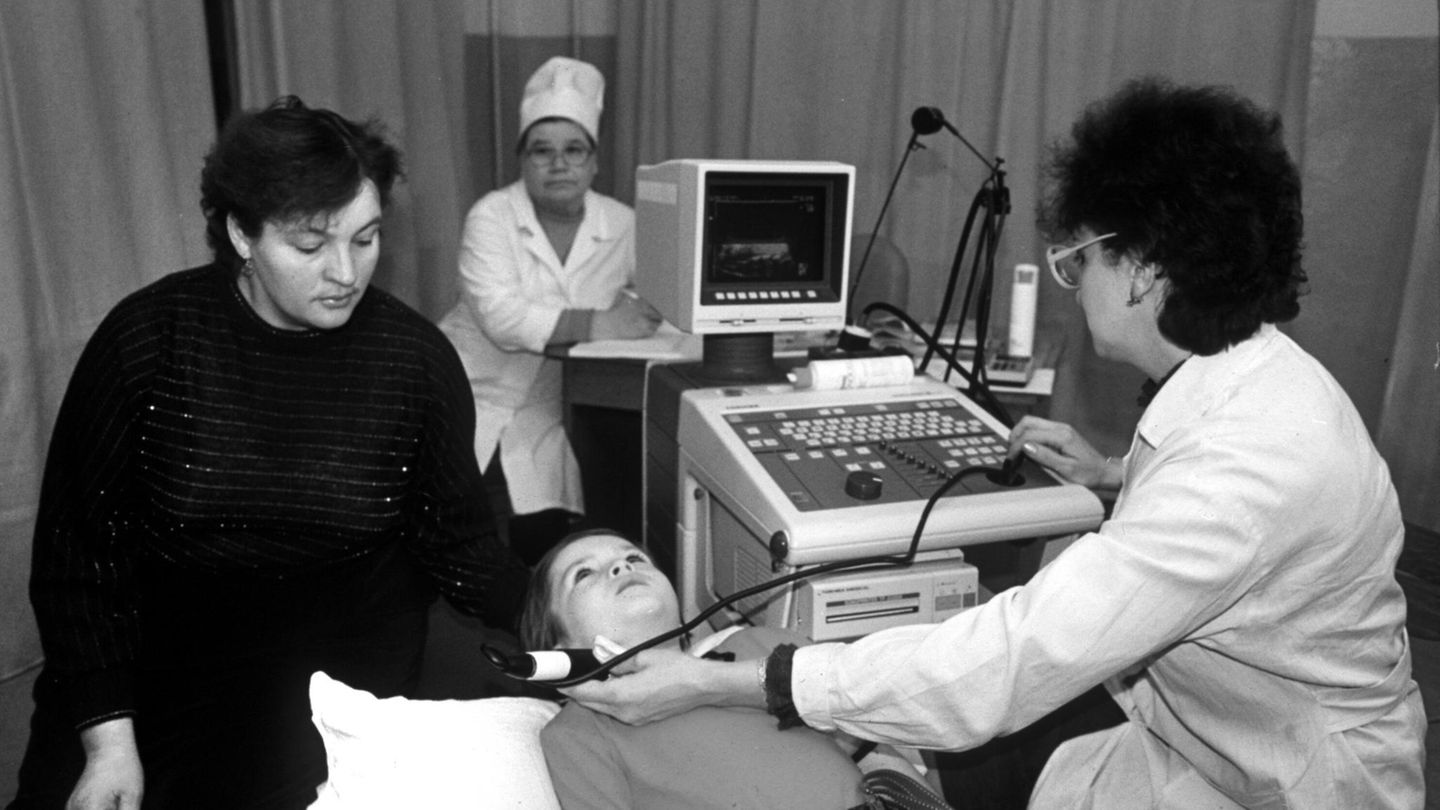 Schildrüsenuntersuchung bei einem russischen Jungen nach dem Reaktorunglück