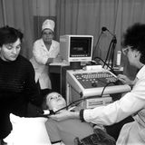 Schildrüsenuntersuchung bei einem russischen Jungen nach dem Reaktorunglück