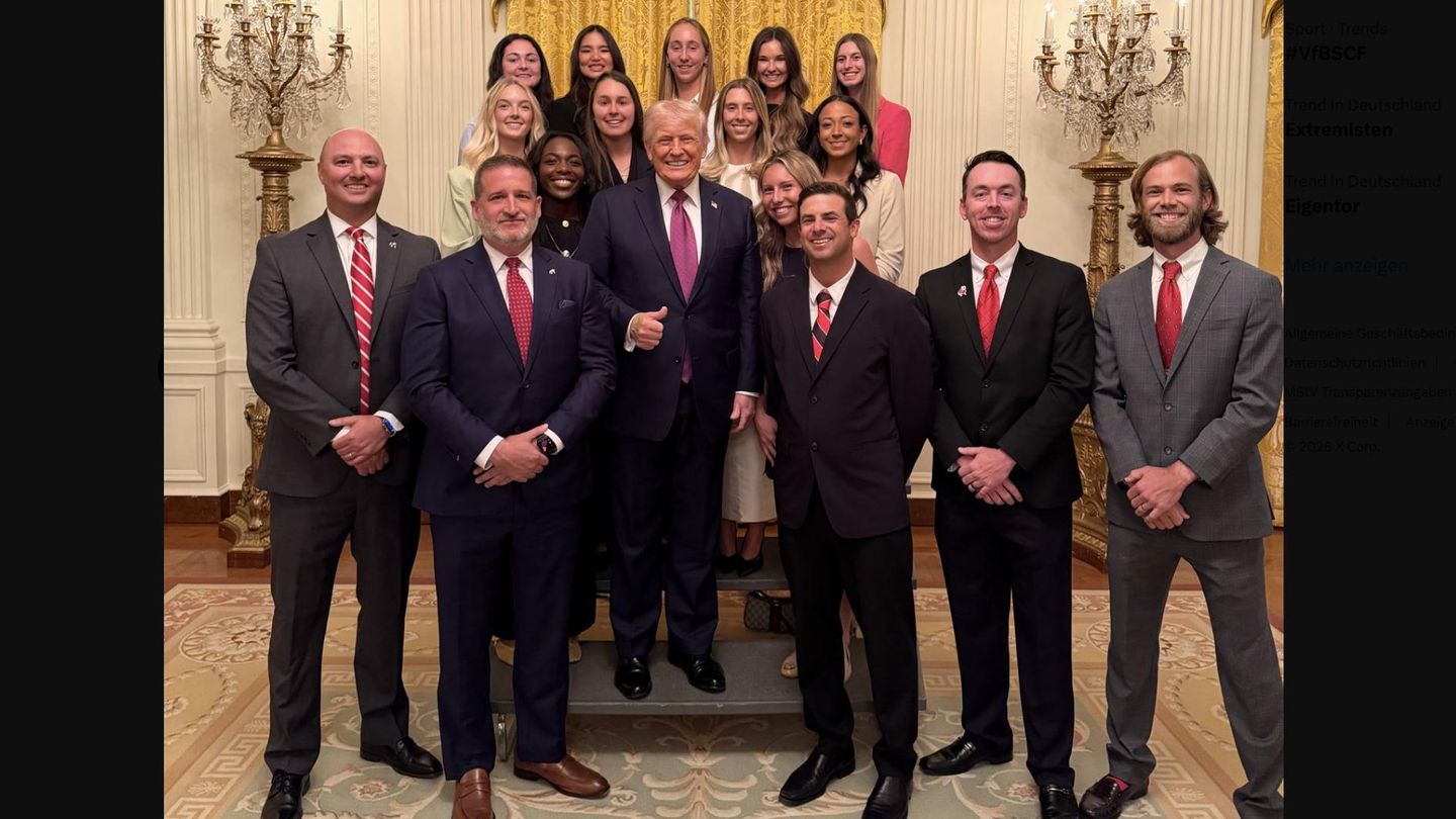 Den Daumen in die Höhe gereckt: Donald Trump und das Tennis-Frauenteam der Universität von Georgia