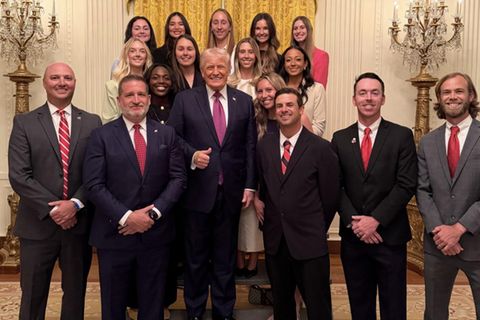 Kritik in sozialen Medien: Das peinliche Foto Trumps mit dem Tennis-Frauenteam