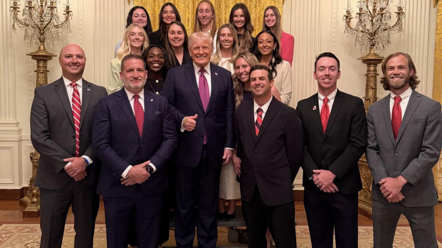 Kritik in sozialen Medien: Das peinliche Foto Trumps mit dem Tennis-Frauenteam