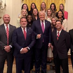 Kritik in sozialen Medien: Das peinliche Foto Trumps mit dem Tennis-Frauenteam