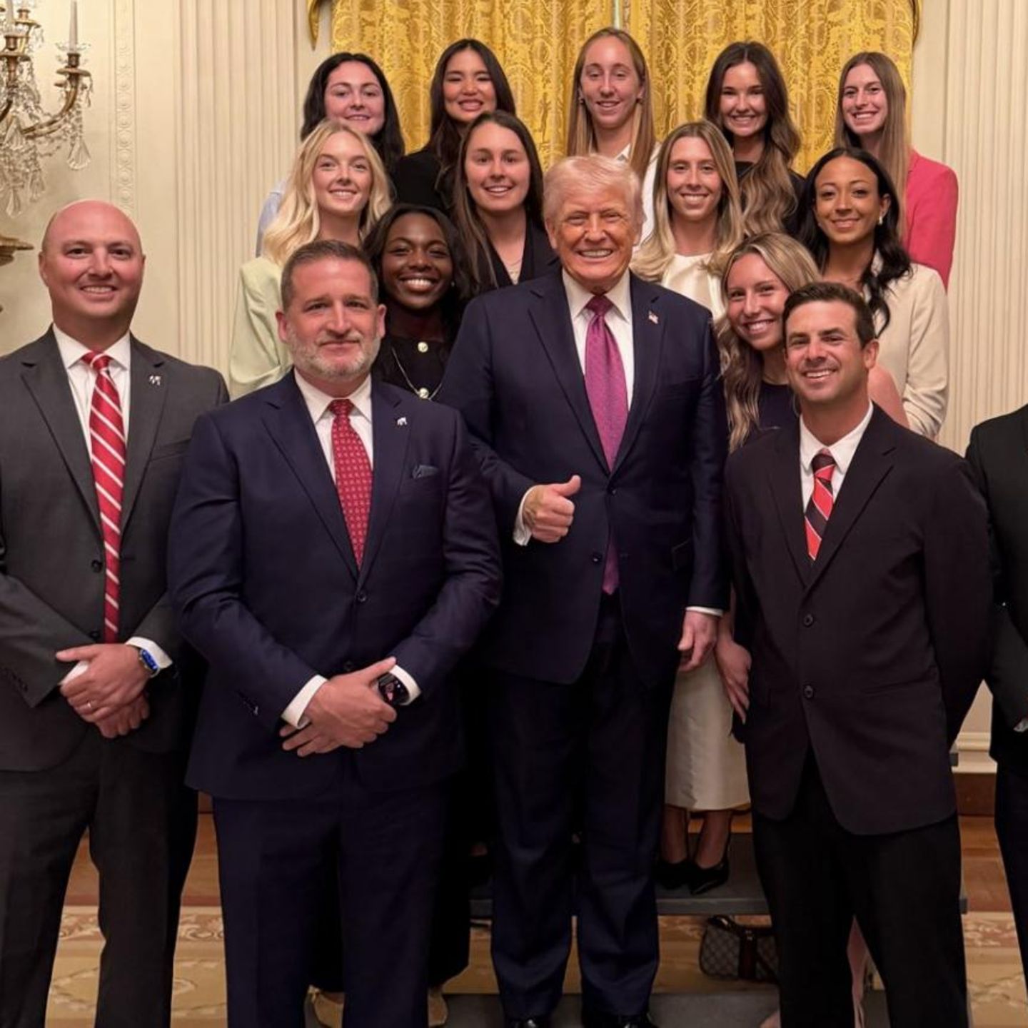 Kritik in sozialen Medien: Das peinliche Foto Trumps mit dem Tennis-Frauenteam