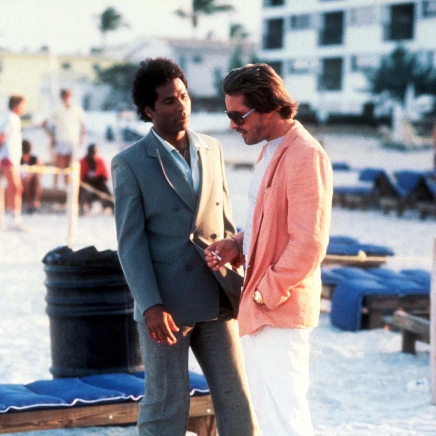 Die Hauptdarsteller von „Miami Vice“ stehen auf einem Bootssteg