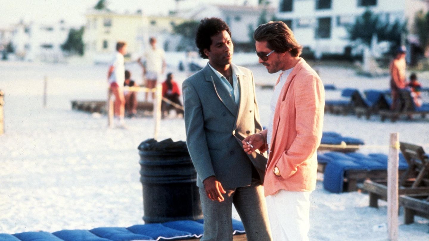 Die Hauptdarsteller von „Miami Vice“ stehen auf einem Bootssteg