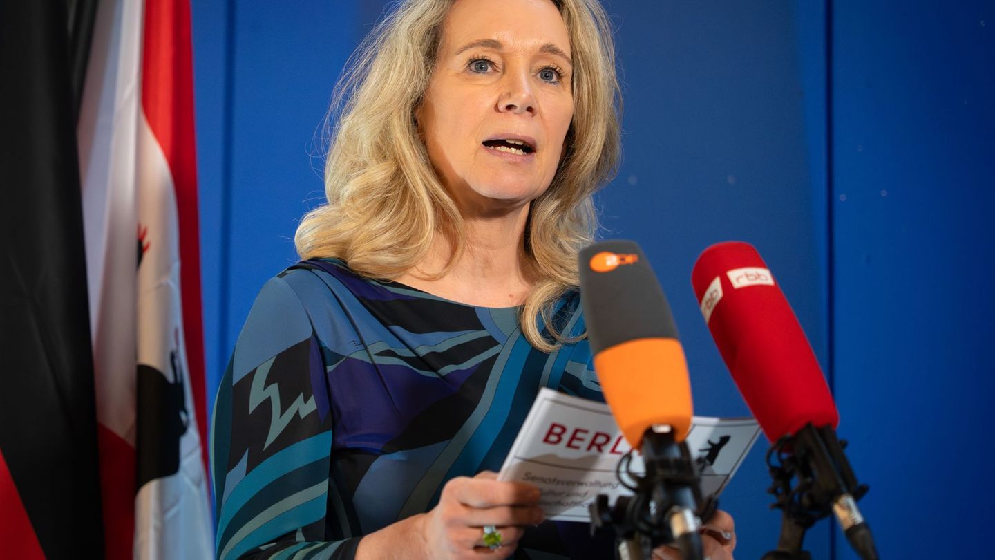 Berlins Kultursenatorin Sarah Wedl-Wilson (parteilos) zieht die Konsequenzen aus Kritik an ihrem Verhalten bei der Vergabe von F