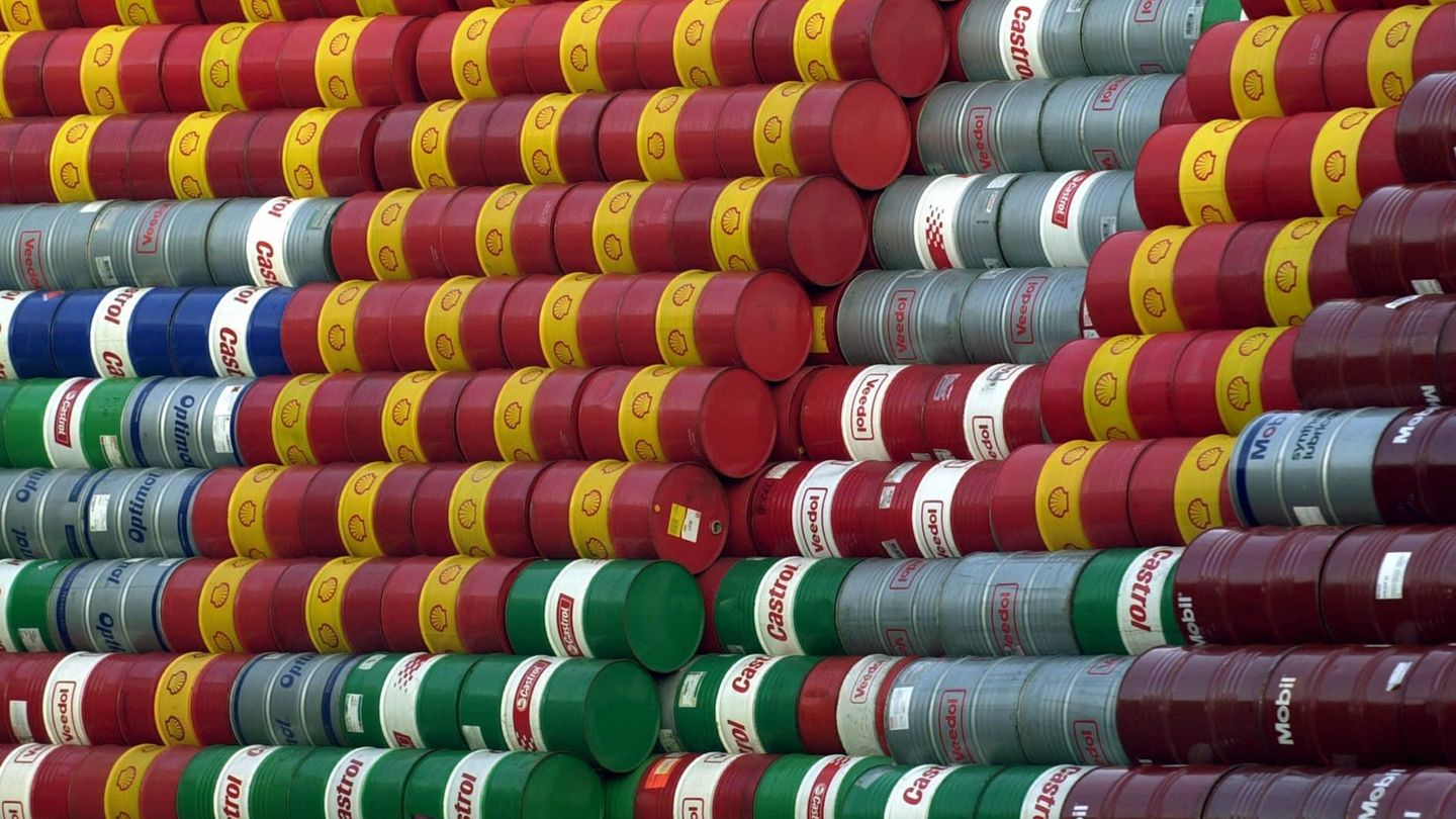 Ölfässer im Hamburger Hafen (Archivbild). Hohe Energiepreise bremsen die Wirtschaft aus. Foto: Kay Nietfeld/dpa