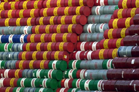 Ölfässer im Hamburger Hafen (Archivbild). Hohe Energiepreise bremsen die Wirtschaft aus. Foto: Kay Nietfeld/dpa