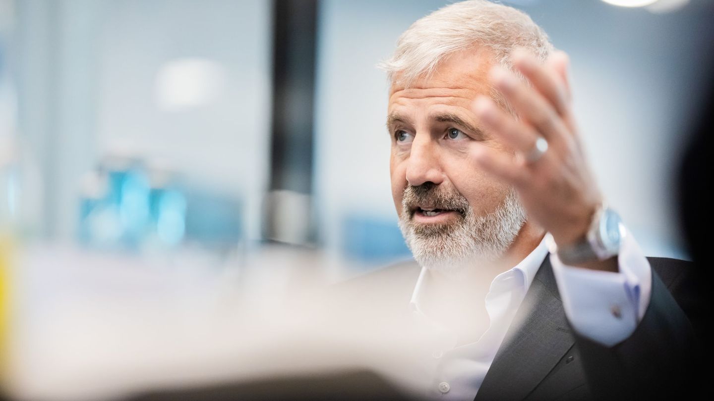 Kritik an Entlastungsprämie: Hohe Spritpreise: Firmenchef sieht "Übergewinn" des Staats