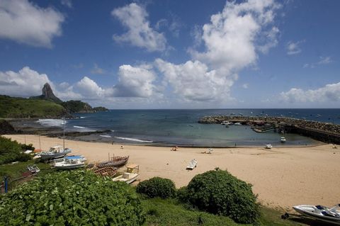 Ein Blick vom Strand von Fernando de Noronha auf das Meer hinaus