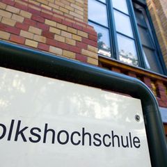 Der Umgang mit Krisen und Notsituationen ist künftig auch Teil der Volkshochschulangebote in Sachsen-Anhalt. (Archivbild) Foto: