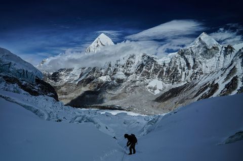 Das kurze Zeitfenster für den Gipfelsturm zum Mount Everest öffnet sich bald, doch der Weg vom Basislager ist noch versperrt. (A