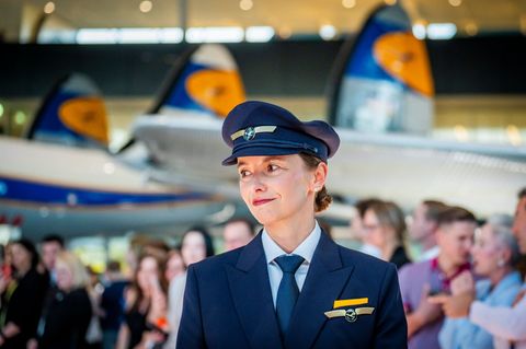 Die neuen Uniformen der Lufthansa wurden gemeinsam mit Boss entworfen. Foto: Andreas Arnold/dpa