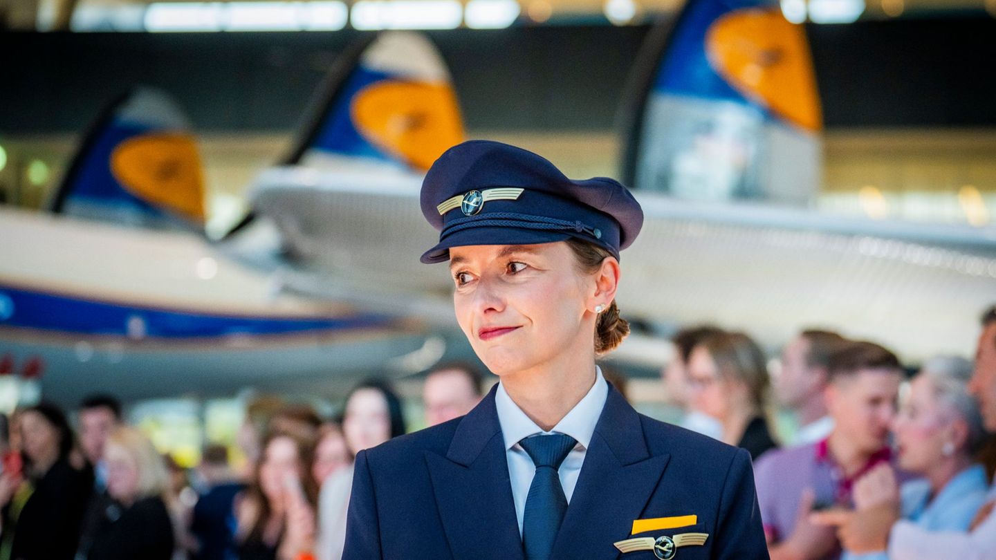 Dunkelblau und Gelb: Neue Uniformen für Lufthansa-Crews kommen von Boss