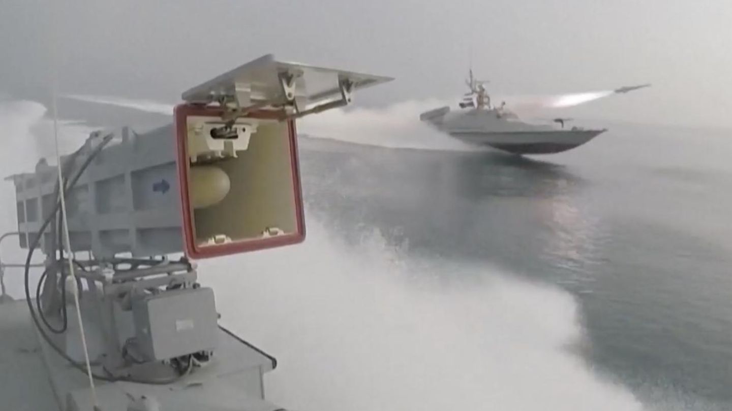 „Schlaumeierschiffe“ : Iran setzt Schnellboote mit Raketen ein – Trump reagiert gelassen