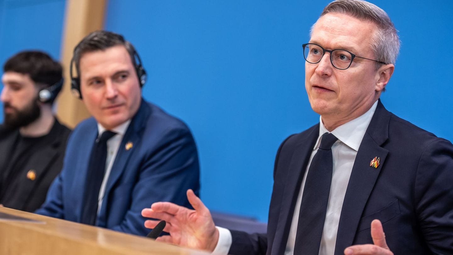 Digitalminister Karsten Wildberger (r.) und sein kanadischer Amtskollege Evan Solomon stellen den deutsch-kanadischen Deal in Be