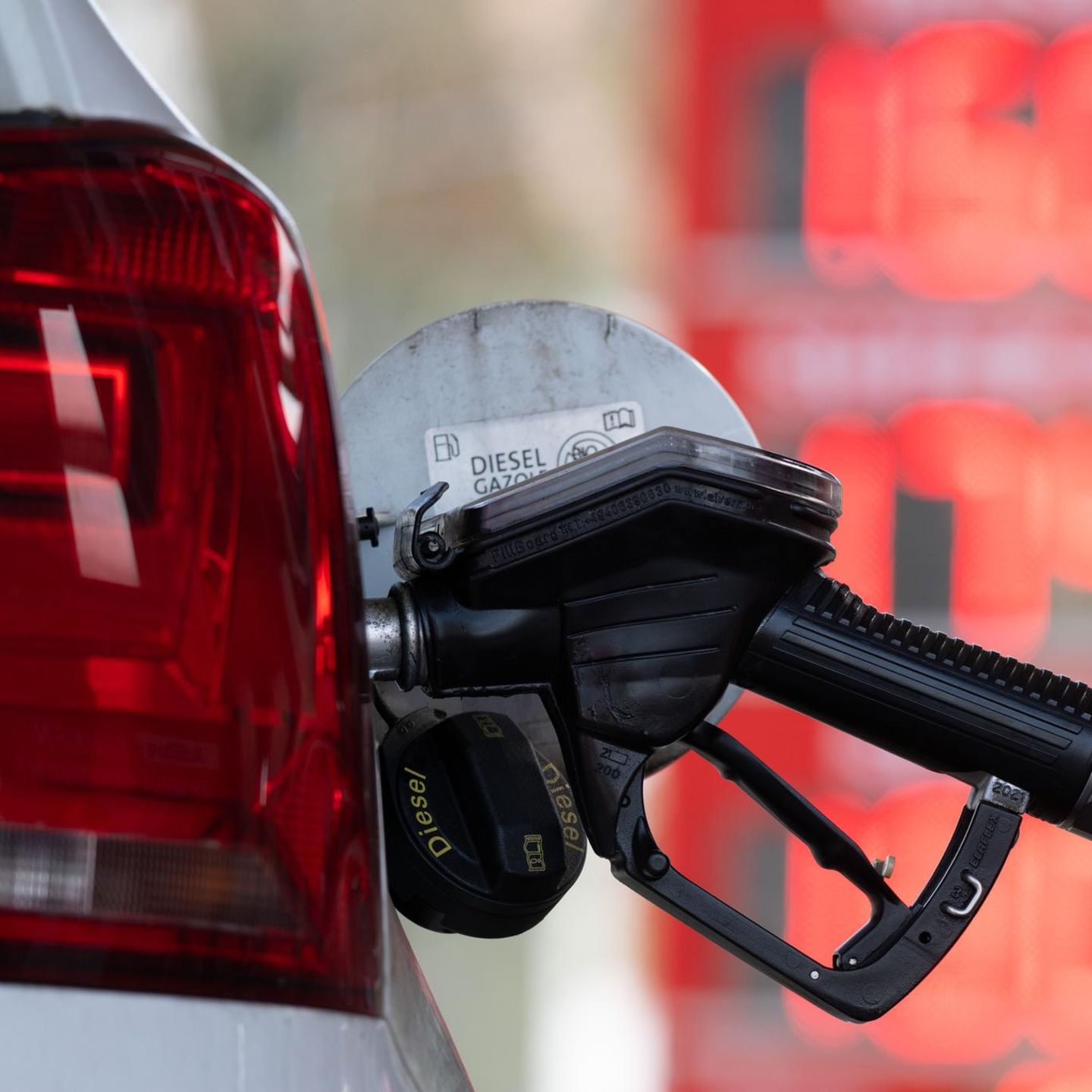 Tanken ist teuer, jetzt soll der Tankrabatt Abhilfe schaffen