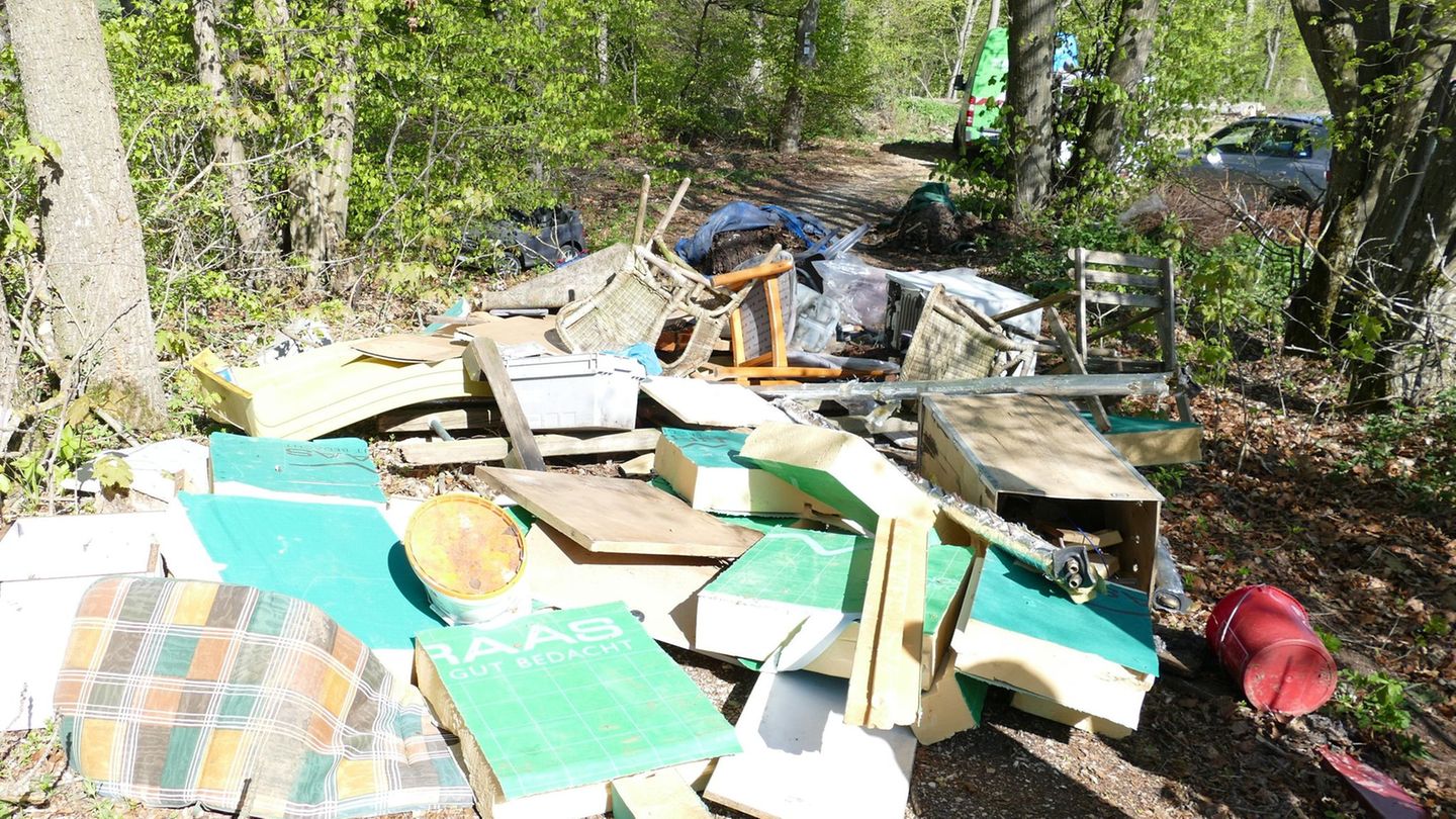 In dem Müllberg befinden sich neben sämtlichen Unrat auch Ölkanister mit Altöl. Foto: -/Polizeipräsidium Ulm/dpa