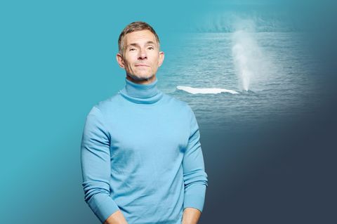 Montage zeigt Micky Beisenherz vor dem Wal Timmy mit Fontäne