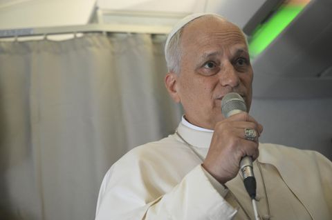 Papst Leo XIV. spricht im Flugzeug.