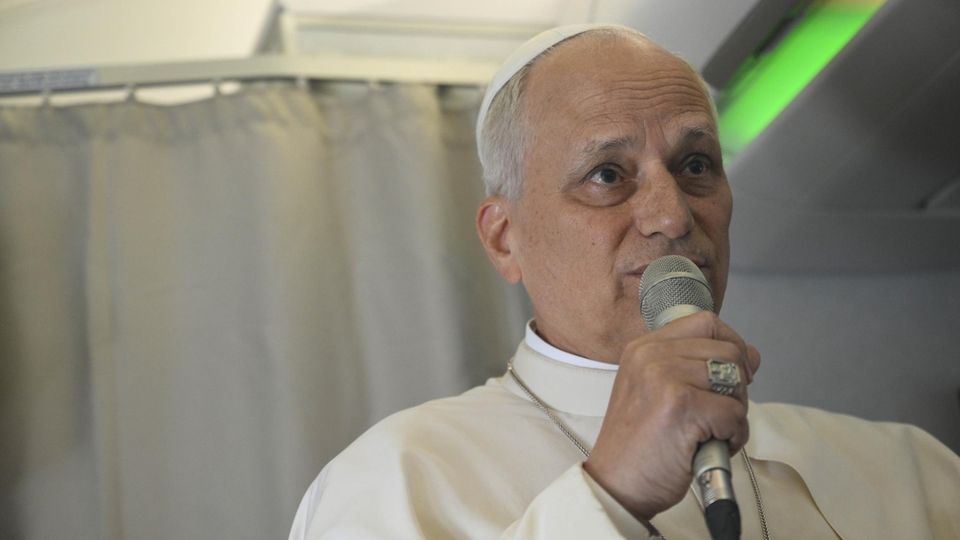 Papst Leo XIV. spricht im Flugzeug.