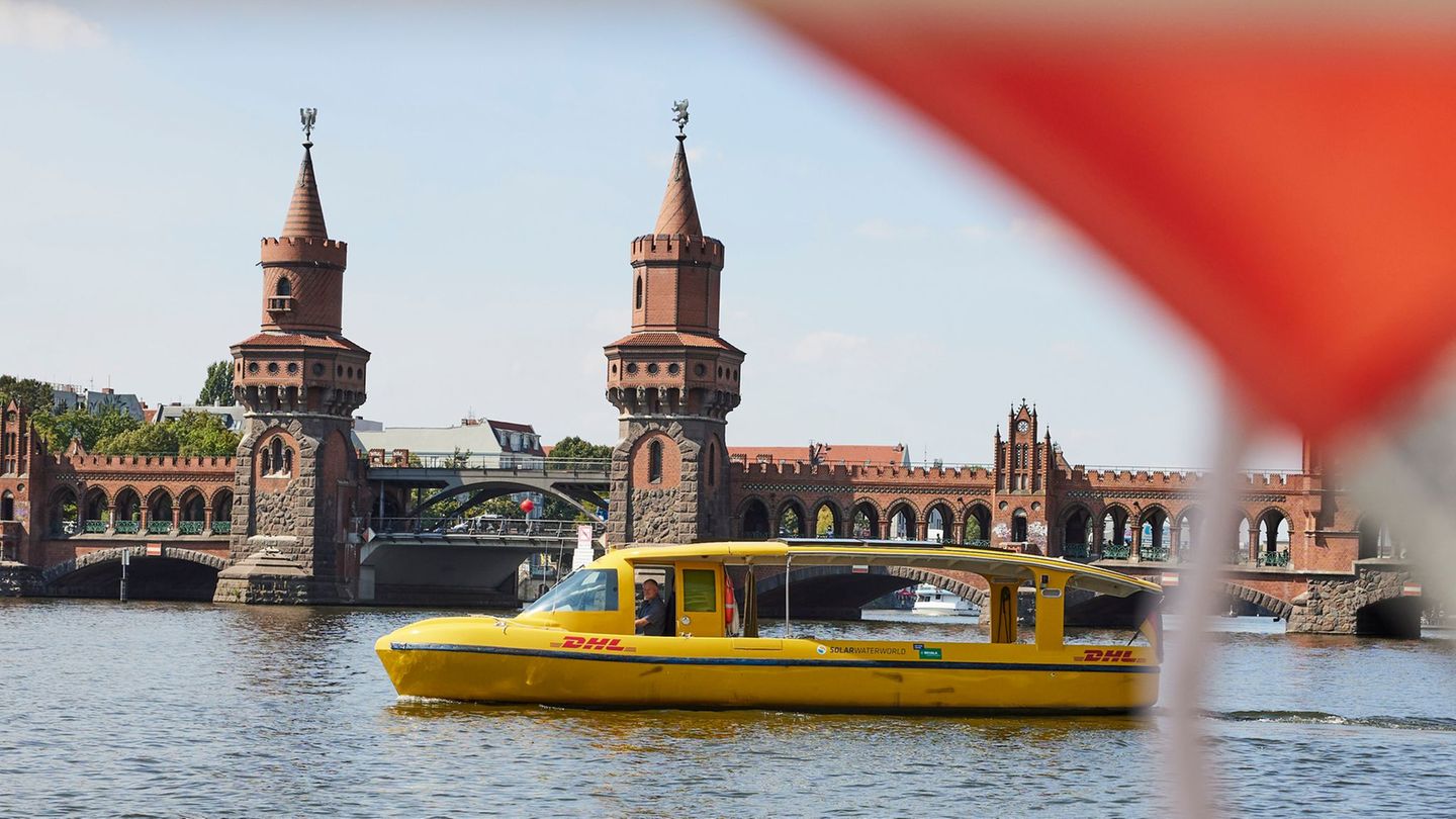 Umwelt und Verkehr: DHL nimmt zweite Paketschiffsroute im Berliner Osten auf