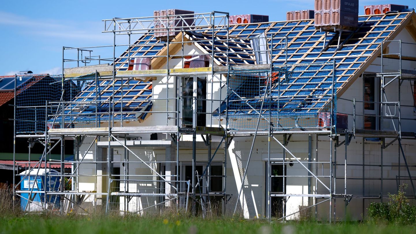 Viele Materialien haben sich mit dem Iran-Krieg verteuert, auf Hausbauer kommen Kostensteigerungen zu. (Symbolbild) Foto: Sven H