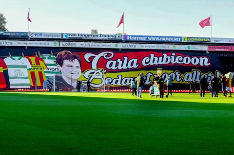 Die Ultras der Go Ahead Eagles feiern ihre "Klubikone“ Carla Whittie