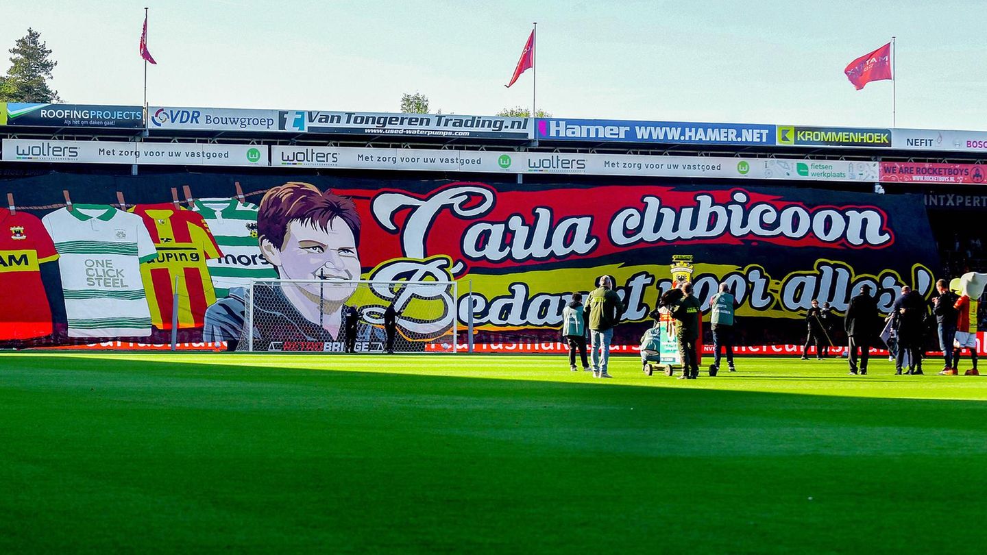 Die Ultras der Go Ahead Eagles feiern ihre "Klubikone“ Carla Whittie