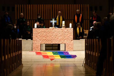 Die katholische Kirche und die Regenbogenflagge - eine komplizierte Sache. Foto: Tobias Hase/dpa
