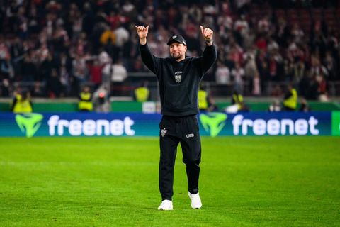 Ein prickelnder Moment: Sebastian Hoeneß genießt die frenetische Stimmung im Stadion. Foto: Tom Weller/dpa