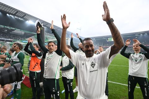 Ein Derby-Sieg, aber noch nichts gewonnen: Werder Bremens Trainer Daniel Thioune (r.) (Archivbild) Foto: Carmen Jaspersen/dpa