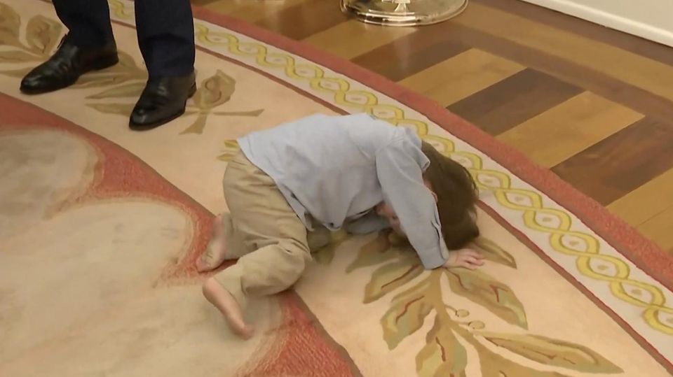 Der zweijährige Travis turnt während einer Pressekonferenz Donald Trumps.