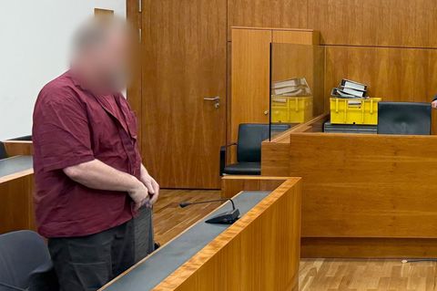 Mit einem Küchenmesser soll der Angeklagte mindestens sechsmal auf seine Ehefrau eingestochen haben, nachdem sie sich wenige Tag