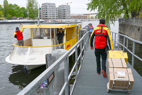 Im Osten der Stadt nimmt der Logistikkonzern DHL ein weiteres Solarschiff für den Transport von Paketen in Betrieb. Foto: Jens K