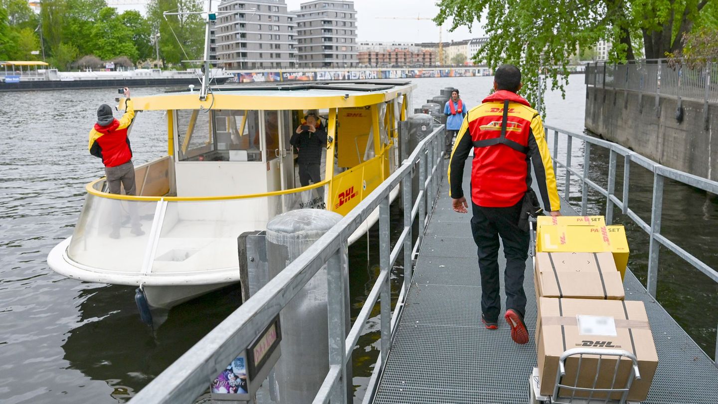 Im Osten der Stadt nimmt der Logistikkonzern DHL ein weiteres Solarschiff für den Transport von Paketen in Betrieb. Foto: Jens K