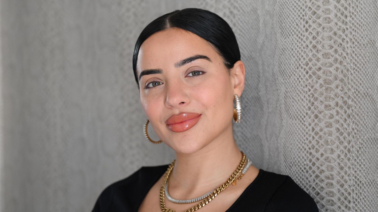 Reality-TV-Darstellerin Leyla Heiter lächelt in die Kamera