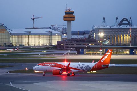 Die Airline Easyjet fliegt demnächst von Hamburg aus nonstop nach Genf und Prag. (Symbolbild) Foto: Bodo Marks/dpa