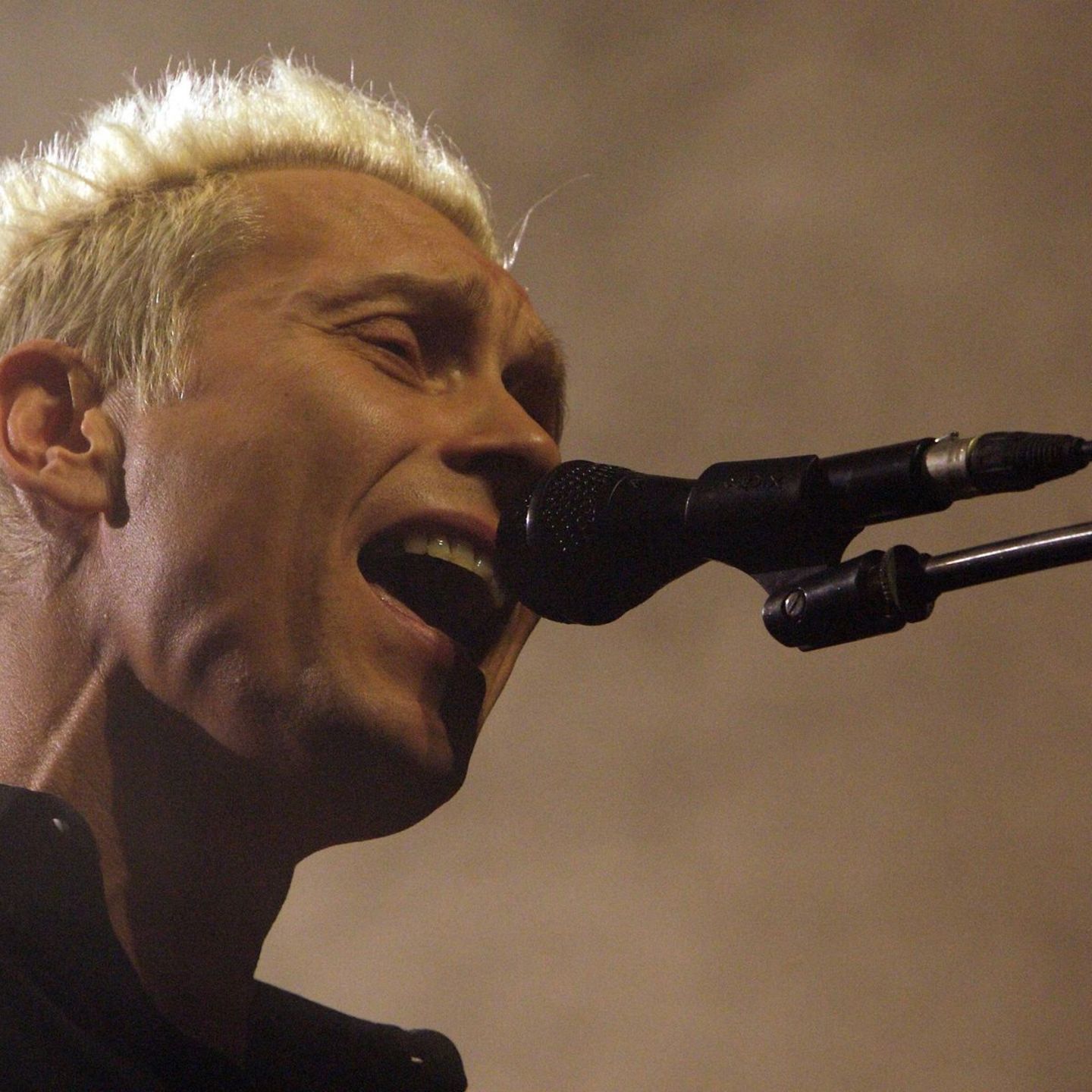 Ärzte-Sänger Farin Urlaub hat sein erstes Soloalbum seit zwölf Jahren angekündigt, die erste Single heißt "Happy 2bD".