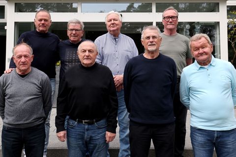 Erstmals nach 50 Jahren kommen acht Fußball-Olympiasieger zusammen. Foto: Bernd Wüstneck/dpa